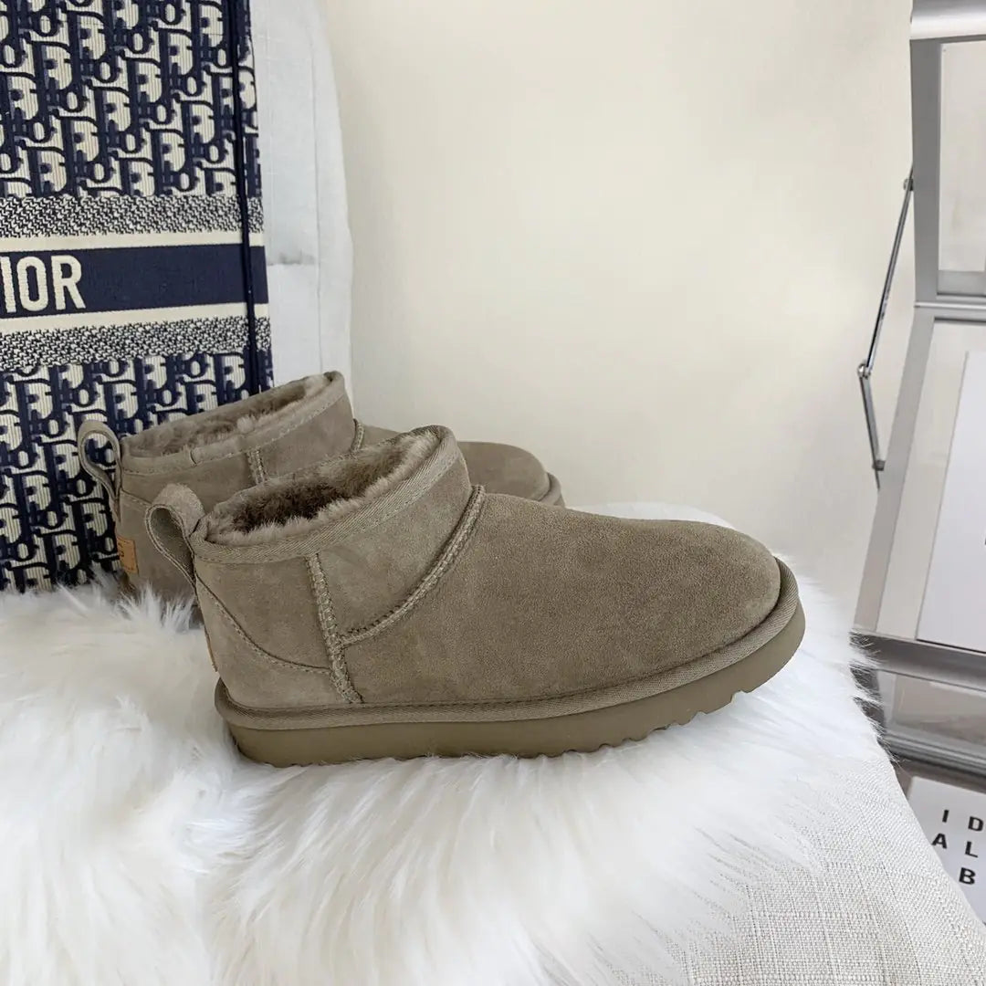 Women's Sheepskin Short Boots - Winter Style